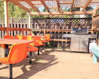 Cozy family Pine, 4 min Walk to Beach, Cabin sleep 5 with Kitchenette - Lambton Shores - Balcony