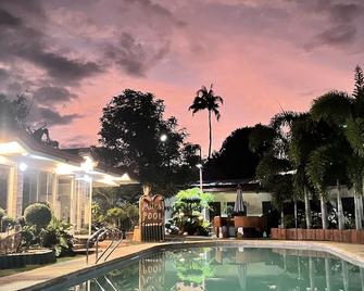 Miles Yce Bamboo House - Panglao - Pool