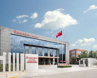 Ramada by Wyndham Beijing Airport - Beijing - Building