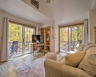 Sky Loft Bryson Studio 1 Mi From Fontana Lake! - Bryson City - Living room