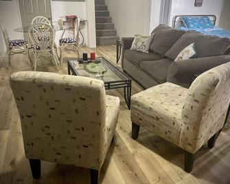Quiet Basement apartment - Sedalia - Вітальня