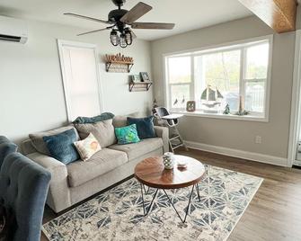 Beautiful remodeled waterfront home - 20 minutes from Baltimore! - Glen Burnie - Living room