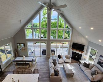 Brand new house with boat house on a spring fed private lake. - Landrum - Living room