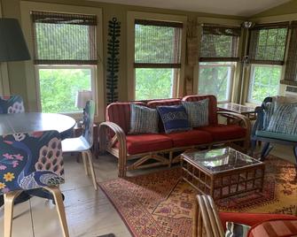 Rustic, Artsy & Cozy Getaway Cabin In Laurel Highlands- Minutes From Ligonier - Ligonier - Sala de estar