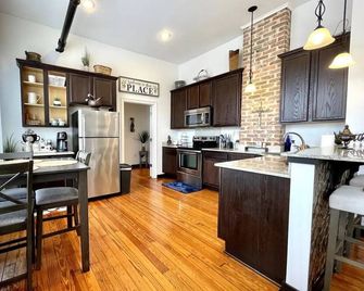 Unit A - 2-bedroom 2 bath condo in wonderful Downtown Hammond with AC, WiFi - Hammond - Cozinha