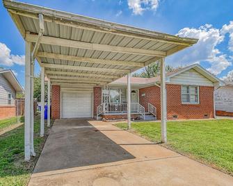 Oklahoma Themed 3 Bed With Lots Of Parking! Short Or Extended Stay! - Norman - Building