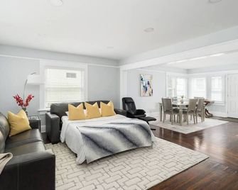 Bankers Hill Chic Roomy Home Near Airport - San Diego