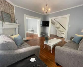 Parris on Main - Perfect for downtown Shelbyville, Bourbon Trail, and the Derby - Shelbyville