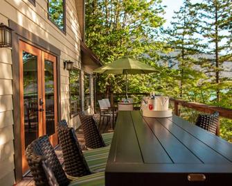 The Overlook, Luxury Lakeside Home with Dock - Harrison Hot Springs - Binnenhof