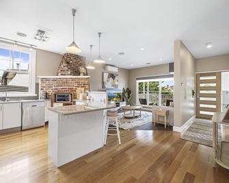 Lovely 3-Bed with Alfresco Dining in Prime Suburb - Ballarat - Kitchen