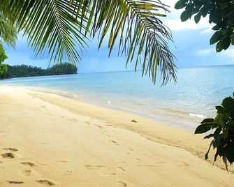 Happy Island Inn - Virac - Beach