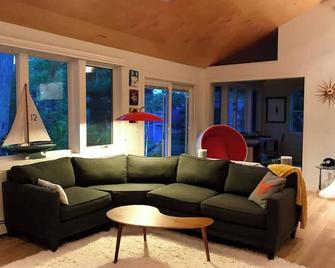 Modern Cottage with Peeks of Ocean Views - Cape Elizabeth - Sala de estar