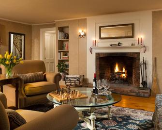 Inn at Pleasant Lake - New London - Living room