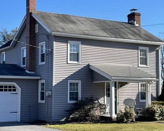 Rural cozy and quaint farmhouse with secluded patio and 15 minute drive to town. - Lewisburg - Building