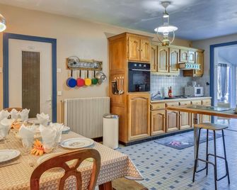 5 Bedroom Awesome Home in Villedieu-Les- - Villedieu-les-Poêles
