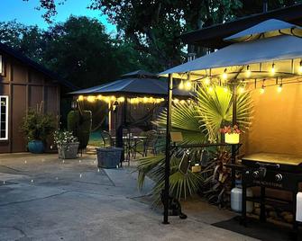 Modern Entertainment Getaway Off Sacramento River! - Anderson - Patio
