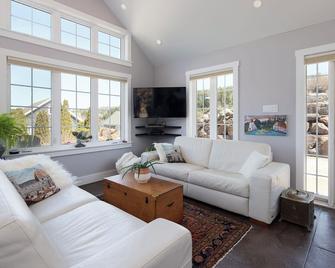The Compass Cottage - Chester - Living room