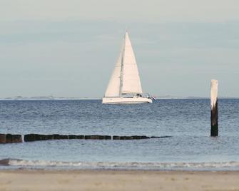 Nicely furnished house, directly by the sea. With your feet in the sand within 1 minute. - Breskens - Strand