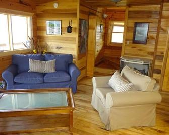 The West Virginian 3 storey log cabin in 10 acre wooded area adjacent to Pipestem State Park and Resort. - Pipestem - Living room