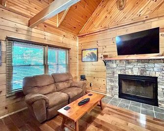 2-bedroom cabin in superb Monticello with WiFi, AC. Relax and unwind - Monticello - Living room
