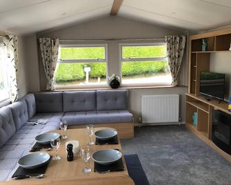 Exclusive 3 Bedroom Caravan, Sleeps 8 People at Parkdean Newquay Holiday Park, Cornwall, UK - Newquay - Sala de estar