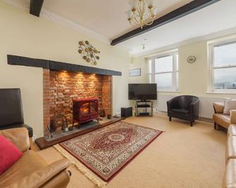 Located in a prime position on Peel promenade, Imperial House is the perfect seaside getaway for fam - Peel - Living room