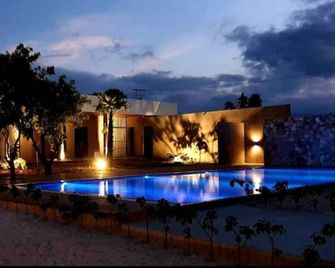 Kambaniru Beach Hotel and Resort - Waingapu - Piscina