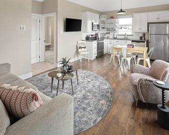 1 Bedroom Guest House Across the Street From Kyle Field - College Station - Living room