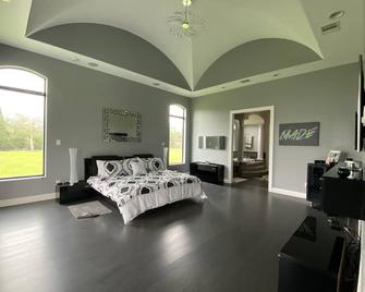 Texas Estate on 10 Acres of Private Property - Pearland - Bedroom