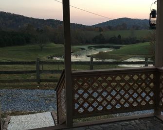 Mayhew Farms Cottage - Breathtaking Mt. Views Overlooking Pond & Horses - Bedford - Balcony