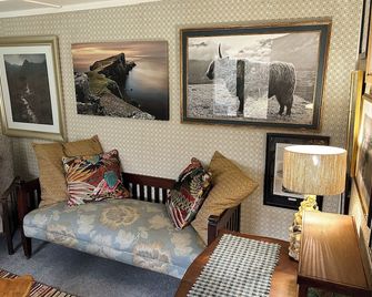 Red Cuillin Cabin on riverbank - Broadford - Living room