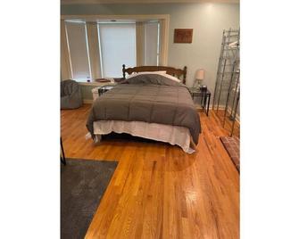 Sleeps 4 Studio Heart of Omaha - Ralston Arena - Ralston - Bedroom