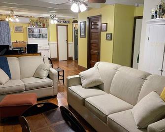 \'Shuffleinn\' - Adorable Historic Lakeside Cottage In Great Location - Lakeside - Living room