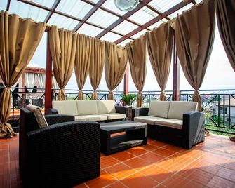 Maat Luxury Homes - Аккра - Вітальня