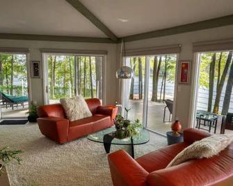 Boutique Lake-Side Home with Magical Views - Effingham - Obývací pokoj