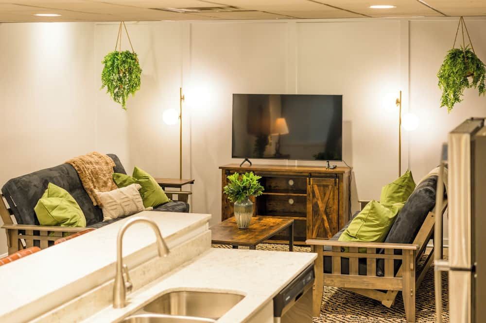 Lovely, Two Bedroom Apartment With Tons