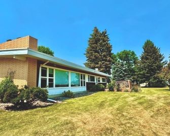 Stylish Mid Century 4-Bedroom House in Fort Benton - Fort Benton - Edificio