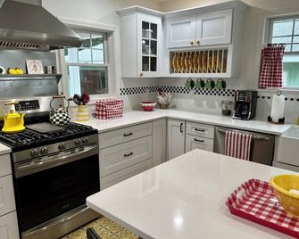 Quiet Hallmark Movie Cottage on Hubbard Lake for couples or families. - Hubbard Lake - Cocina