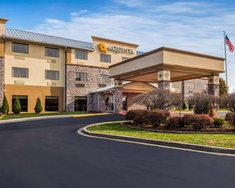 La Quinta Inn & Suites by Wyndham Fairborn Wright-Patterson - Fairborn - Bygning