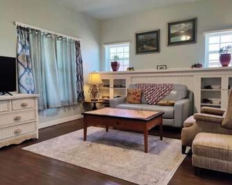 Retro Bungalow - 3 Beds/2 Baths - No Chores! - Slaton - Sala de estar