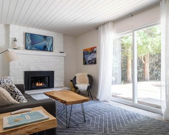 Cedarhaven - 2 King beds! Hot Tub, Gas Fireplace - Kincardine - Living room