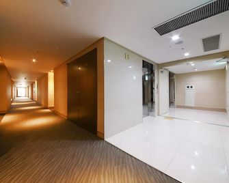 Hotel L'art Gimpo - Gimpo - Hallway