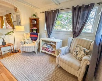 Naramata Red Cottage - Naramata - Living room