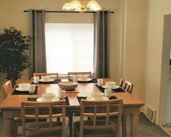 Heart of the Falls! Cozy for 2, Spacious for 8, Close to everything! - Cuyahoga Falls - Dining room