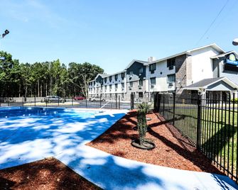 Super 8 by Wyndham Villa Rica - Villa Rica - Bazén