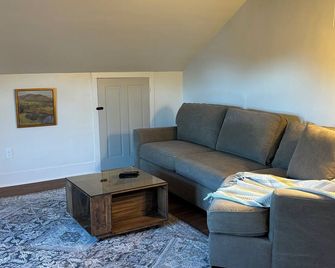Cozy North Salem apartment in quiet neighborhood - walking distance to downtown - Salem - Living room