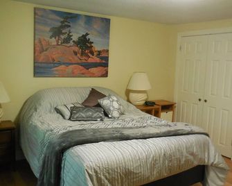 Harbour House overlooking Discovery Harbour, Penetanguishene. - Penetanguishene - Bedroom