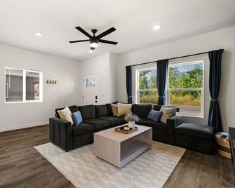 New Cozy Modern Cottage with Hot Tub & Fire Pit! - Ponderay - Huiskamer