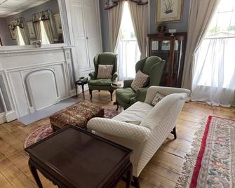 Formal & Friendly 2nd Floor Studio Apartment in Historic 1811 Row House - Cynthiana