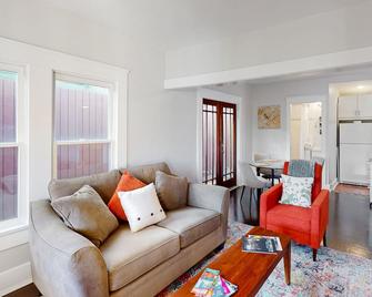 Madison Cottage - San Diego - Living room